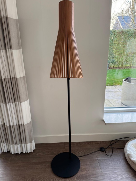 Image 1 of Lampada Secto Staande nera notenhout 