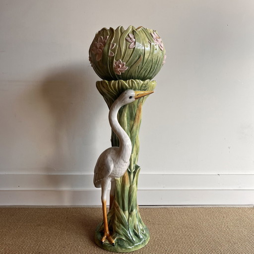 Piedistallo in maiolica italiana con vaso di fiori