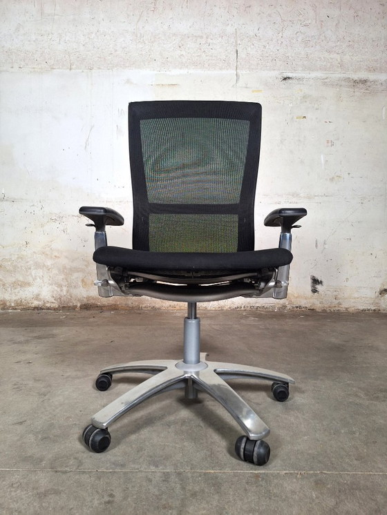 Image 1 of Silla de oficina Knoll de malla negra con reposabrazos ajustables