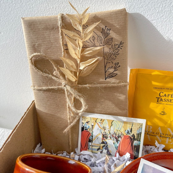 Mystery Box Vintage – Cioccolata Calda Bistrot Parisien | Tazza Antica, Libro Misterioso, Tovagliolo & (photo 4 of 12)
