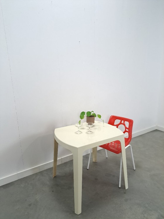 Image 1 of Vintage gebroken wit kunststof tuintafel eettafel