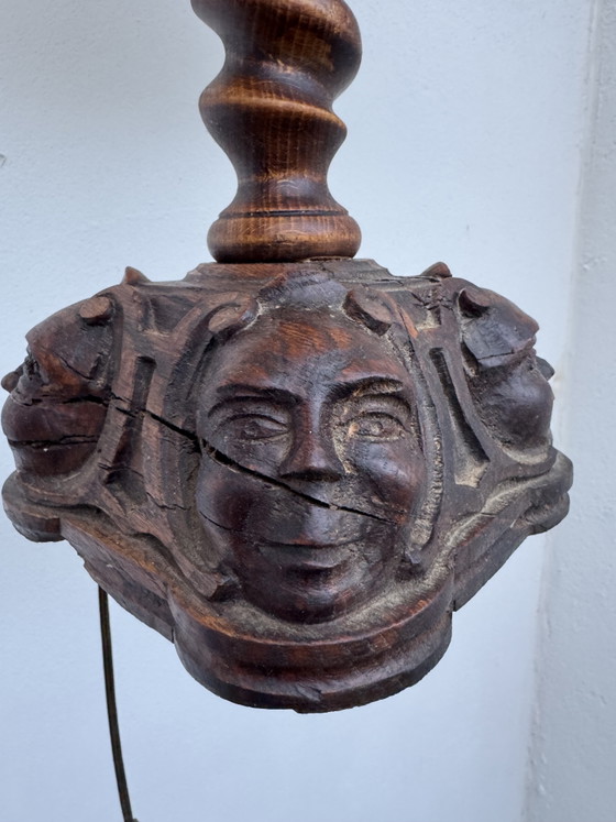 Image 1 of Antike geschnitzte Holzlampe mit einem Gesicht