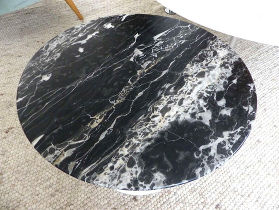 Image 1 of “Saarinen Side Table” pedestal table in satin Portoro Silver marble by Knoll design Eero Saarinen - 51 cm