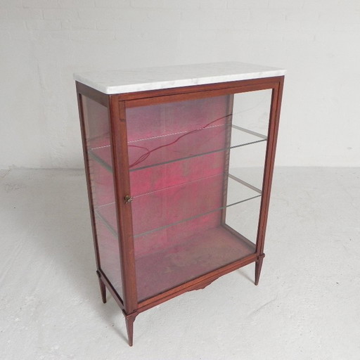 Vitrina de caoba con tapa de mármol, década de 1920.