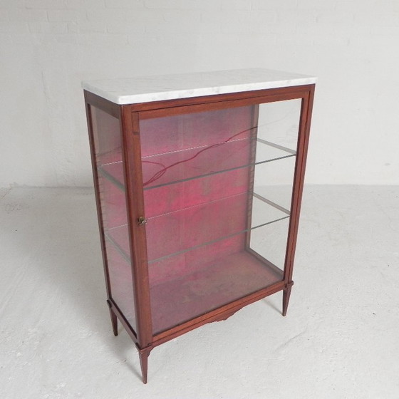 Image 1 of Vitrina de caoba con tapa de mármol, década de 1920.