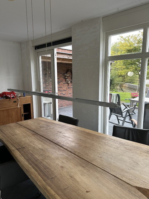 Lampe au design élégant et extensible, idéale au-dessus d'une (longue) table à manger