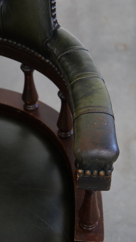 Image 1 of Rundleren en houten in hoogte verstelbare, swiffel en tilt chesterfield bureaustoel in een donkergroene kleur