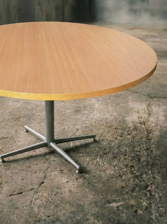 Image 1 of Artifort round table Ø100 – aluminum star base – design table