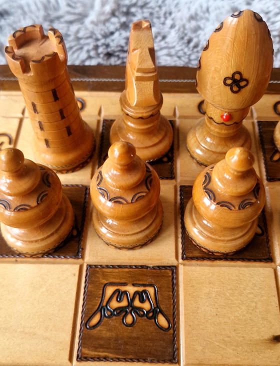Image 1 of  Magnifique échiquier en bois vintage fait à la main avec des pièces uniques