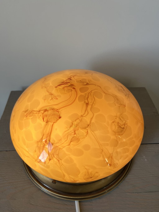 Handgemaakte lamp met amberkleurige, gemarmerde glazen koepel – Messing voet – E27