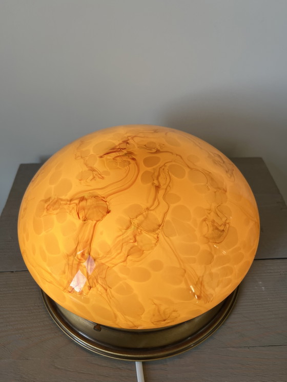 Image 1 of Handgemaakte lamp met amberkleurige, gemarmerde glazen koepel – Messing voet – E27