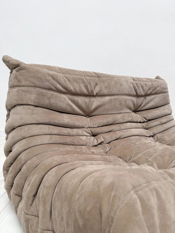 Image 1 of Originales Ligne Roset Togo 2-Sitzer-Sofa von Michel Ducaroy, taupefarbener Alcantara, 1995