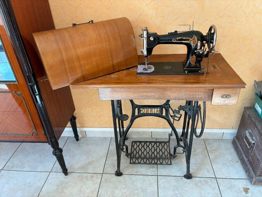 Omnia sewing machine – 1920s – wooden cabinet and cast iron base