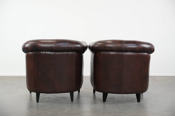 Image 1 of 2 fauteuils club Chesterfield classiques de style anglais en cuir de vachette, finition clous décoratifs