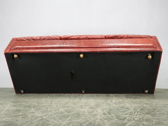 Divano tre posti in pelle rossa danese moderno anni '70, design scandinavo, Divani 3 posti, Legno, Rosso (foto 2 di 15)