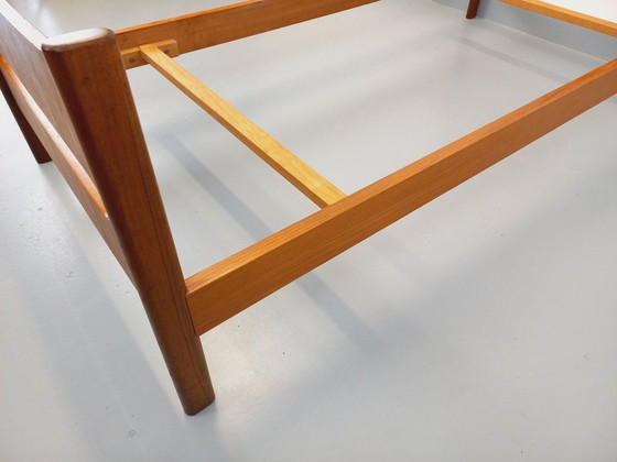 Image 1 of Lit simple vintage style scandinave en teck des années 60