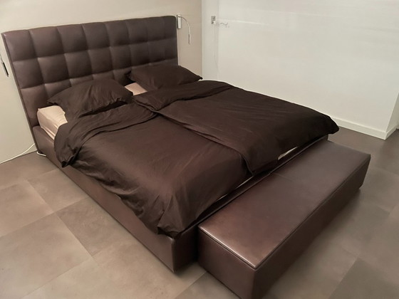 Image 1 of Combinaison sommier Wittmann en cuir marron Habana, comprenant tête de lit et coffre à couvertures.