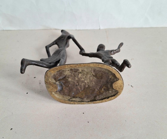 Bodrul Khalique, artista visual. Figurilla de bronce que representa a una madre y su hijo. Año 1978. (photo 8 of 8)