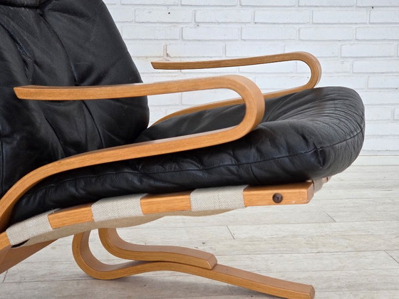 Image 1 of Sillón de diseño noruego, años 70, modelo "Kengu", cuero, madera curvada.