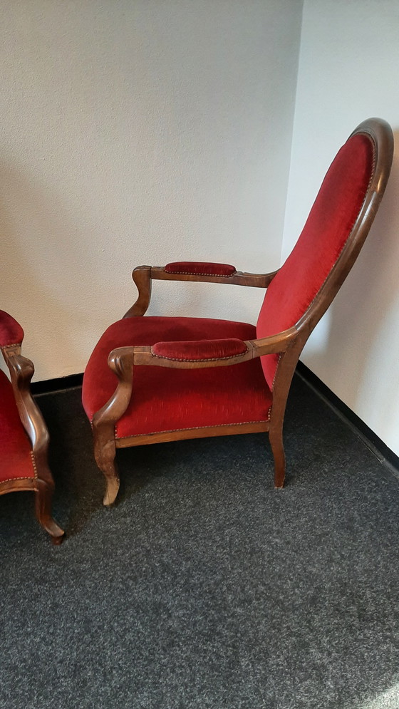 Image 1 of Set di 2 poltrone relax in velluto rosso Louis Philippe Voltaire con struttura in legno di noce.