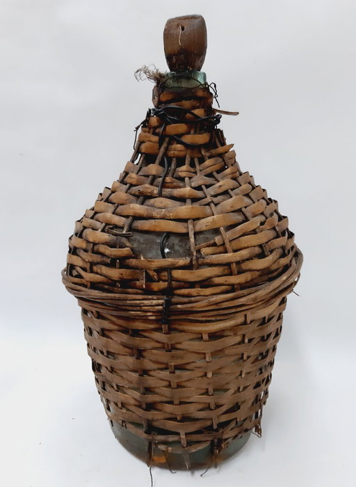 Dame-jeanne ancienne en osier et verre