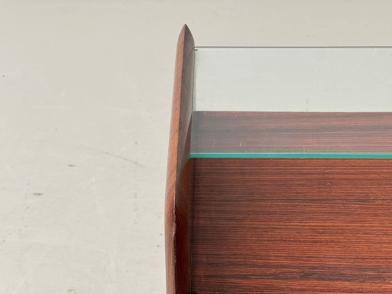 Image 1 of Ensemble de 2 tables de chevet en acajou de style milieu du siècle avec plateaux en verre, années 1960