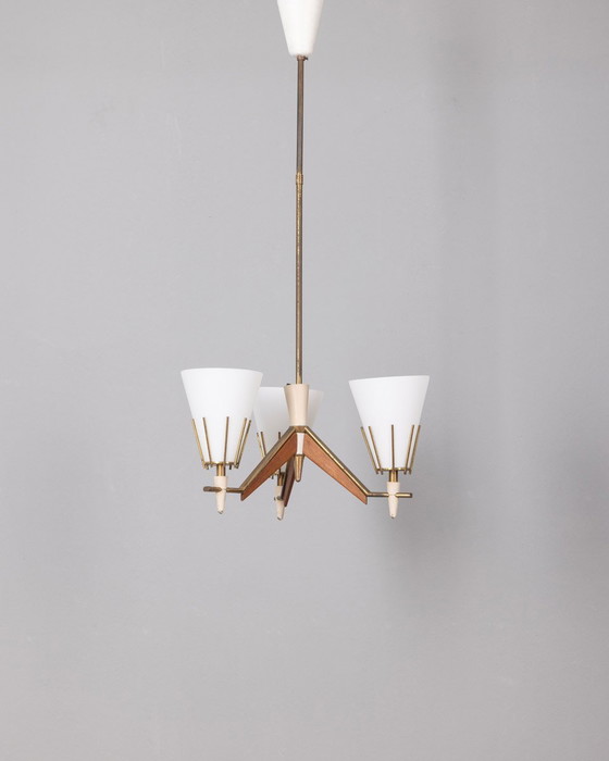 Image 1 of Lustre vintage des années 50 en laiton, bois et verre opalin, design italien