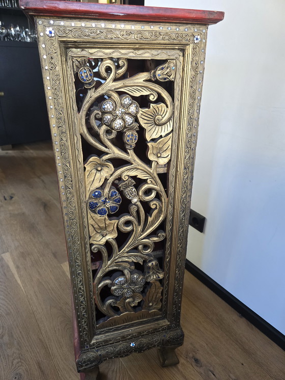 Image 1 of Exklusiver thailändischer Holzschnitzschrank mit Glasmosaik