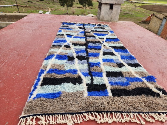 Image 1 of Grand tapis berbère marocain fait main 300×130 cm – Chemin de table vintage en laine – Motif géométrique tribal bleu