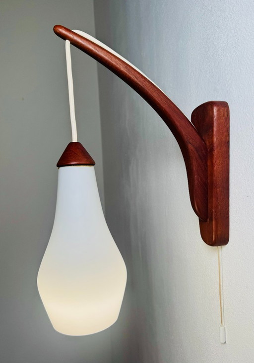 Lampada da parete a braccio singolo in vetro opalino di Uno & Östen Kristiansson per Luxus, Svezia, anni '60