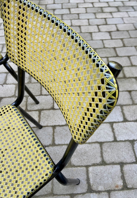 Image 1 of Een paar Art Prog-stoelen – Geel geweven plastic en zwart staal – Frankrijk, jaren 1950