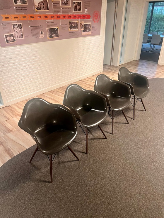 4x Vitra Eames Fiberglass Armchair DAW, Dining chairs, Wood, Grey (photo 4 of 14)
