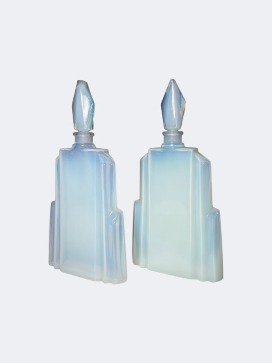Image 1 of Paar opalisierende Art-déco-Parfümflakons aus Sabino-Glas – Seltenes französisches Parfümflakon-Set aus Opalglas