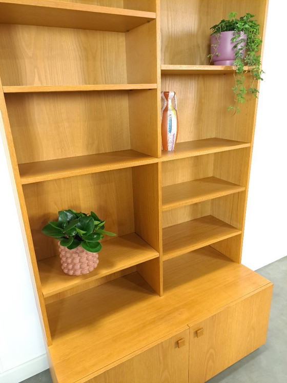 Image 1 of Hoge LP boekenkast met planken uit Zweden