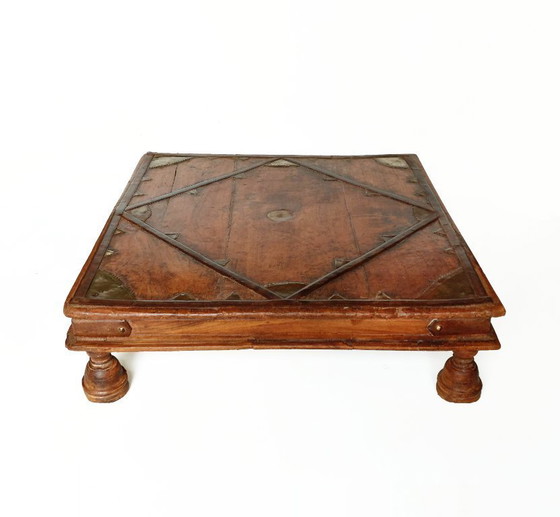 Image 1 of Table rituelle indienne ancienne de type Bajot bois et laiton – Rajasthan ou Gujarat – fin XIXe siècle