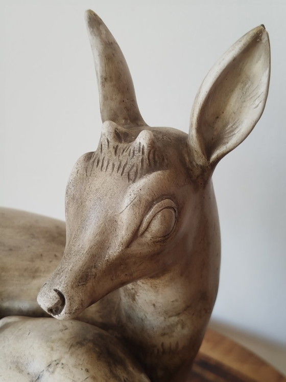 Bellissima scultura in gesso in stile Art Déco raffigurante una coppia di caprioli (circa 1930-40). (photo 9 of 15)