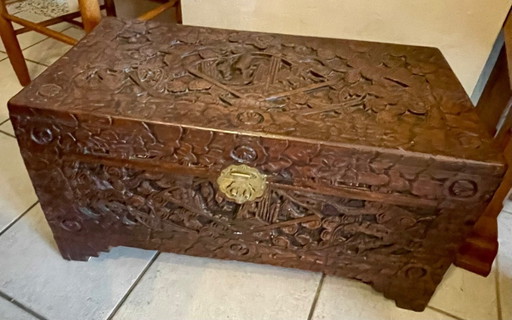 Grande baule antico asiatico in legno intagliato