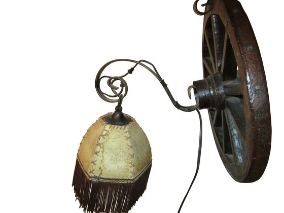 Image 1 of Lampada a forma di ruota di carro degli anni '70 con paralume in pelle.