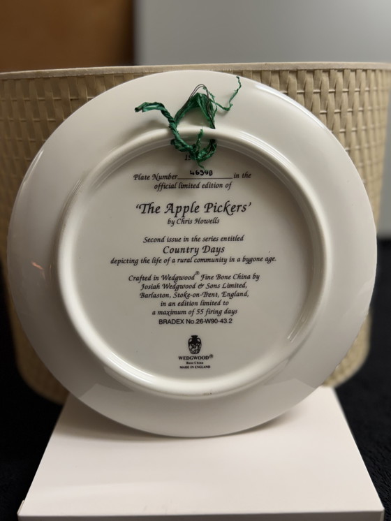 Image 1 of 🍎 “Los recolectores de manzanas” | Porcelana fina Wedgwood | Chris Howells | Country Days | Edición limitada