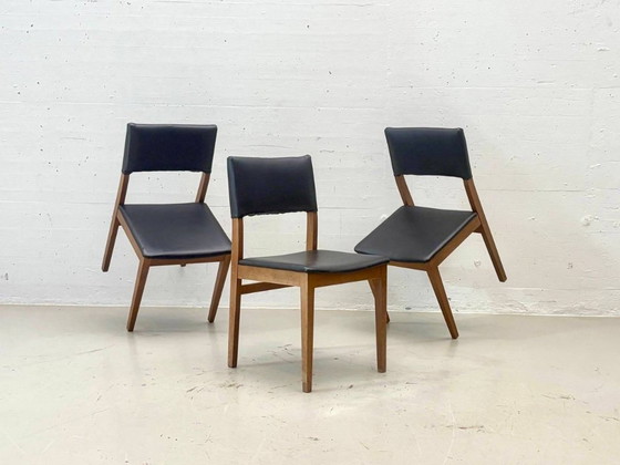 Houten stoelen uit het midden van de 20e eeuw met zwarte bekleding, jaren 60. – Eetkamerstoelen, Wood (photo 5 of 14)