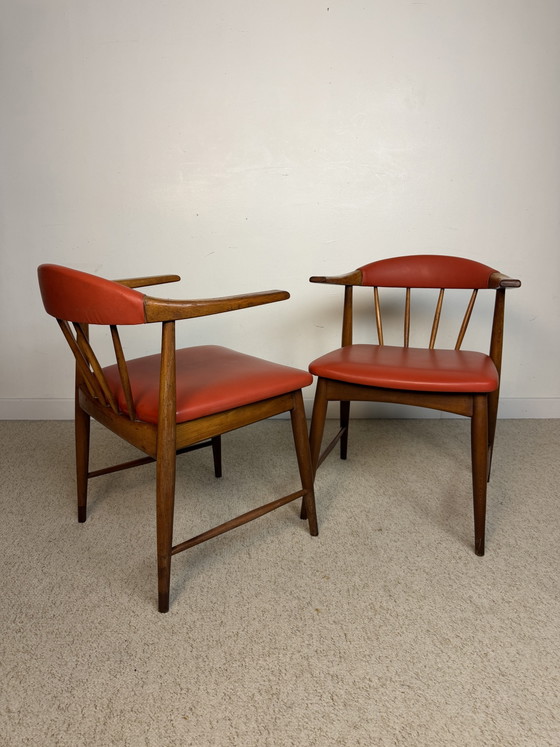 Image 1 of Par de sillones escandinavos de teca y piel sintética roja – década de 1960