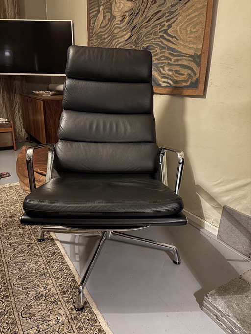 Poltroncina Vitra ea 222 Eames