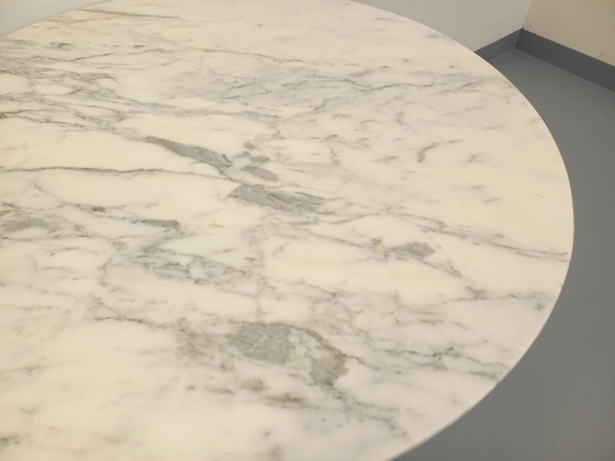 Image 1 of Vintage round dining table in white marble and chrome metal from the 1970s