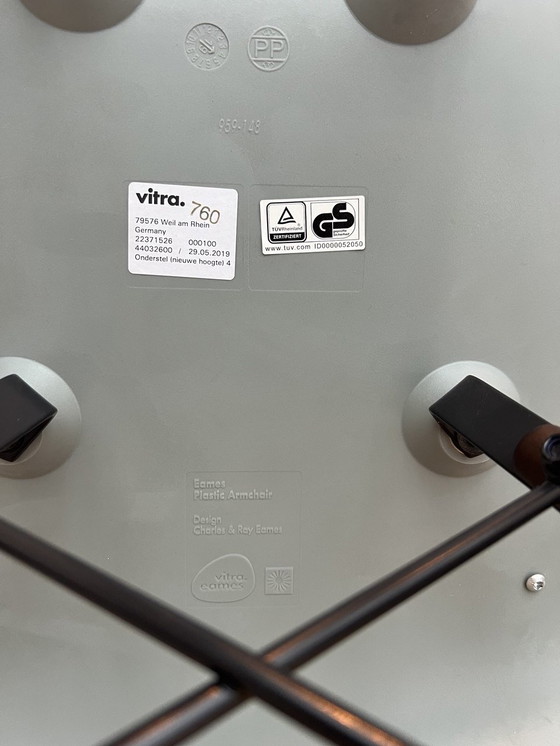 Image 1 of 6 sillas Vitra Eames DAW con cojines de asiento fijos