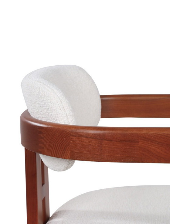 Image 1 of 6 chaises de salle à manger en frêne, coloris cognac, avec revêtement en tissu bouclé blanc.