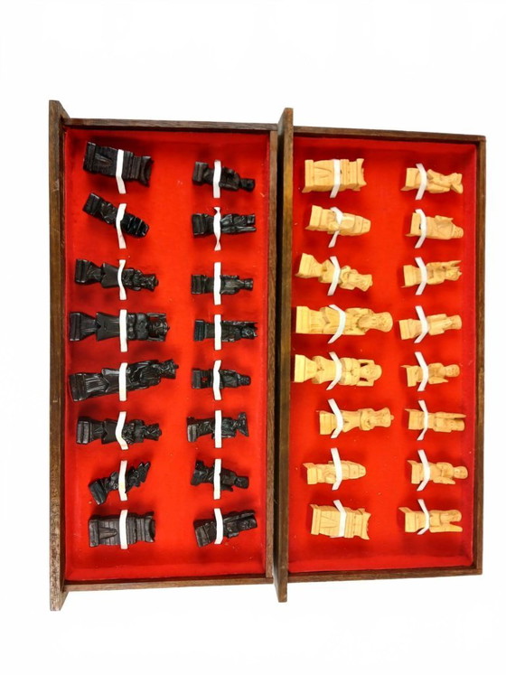Image 1 of Prachtig Handgestoken Chinees Schaakspel in Houten Koffer