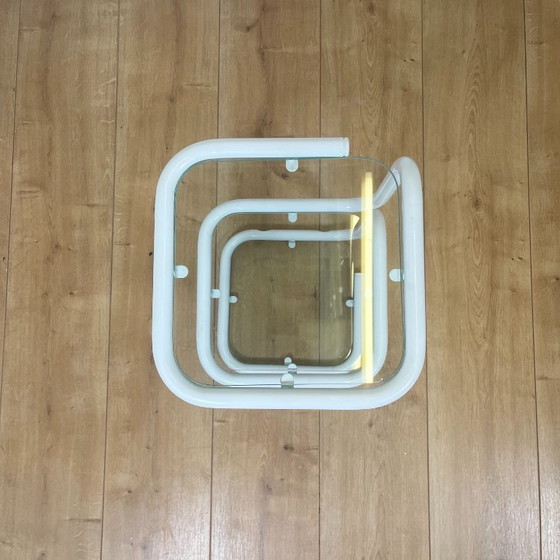 Image 1 of Vintage bijzettafel van wit buisvormig metaal en glas, modernistisch ontwerp uit de jaren 80.