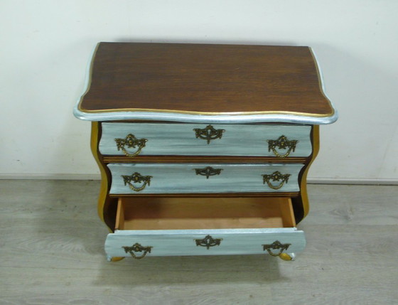 Image 1 of Commode en noyer et bleu glacier métallisé shabby chic, style Chippendale anglais