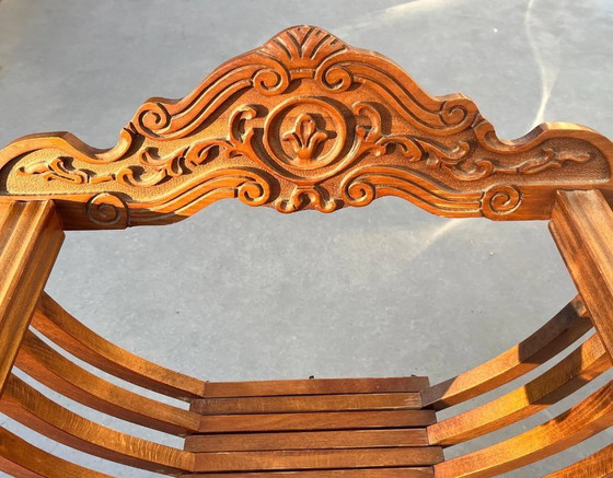 Image 1 of Sedia pieghevole Savonarola in legno intagliato con teste di leone – vintage ca. 1910–1950