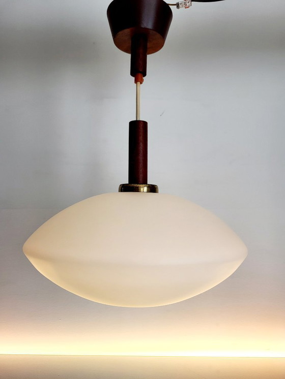 Image 1 of Lampada a sospensione vintage in vetro opalino, stile scandinavo, teak, anni '60